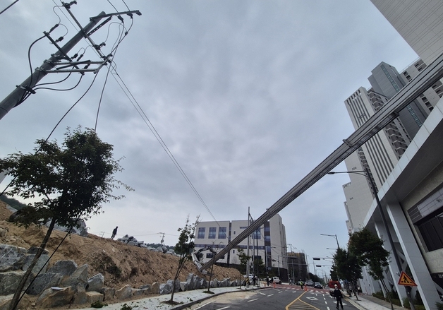 충주서 이사용 사다리차 넘어져 고압선 접촉…3시간 30분만에 복구