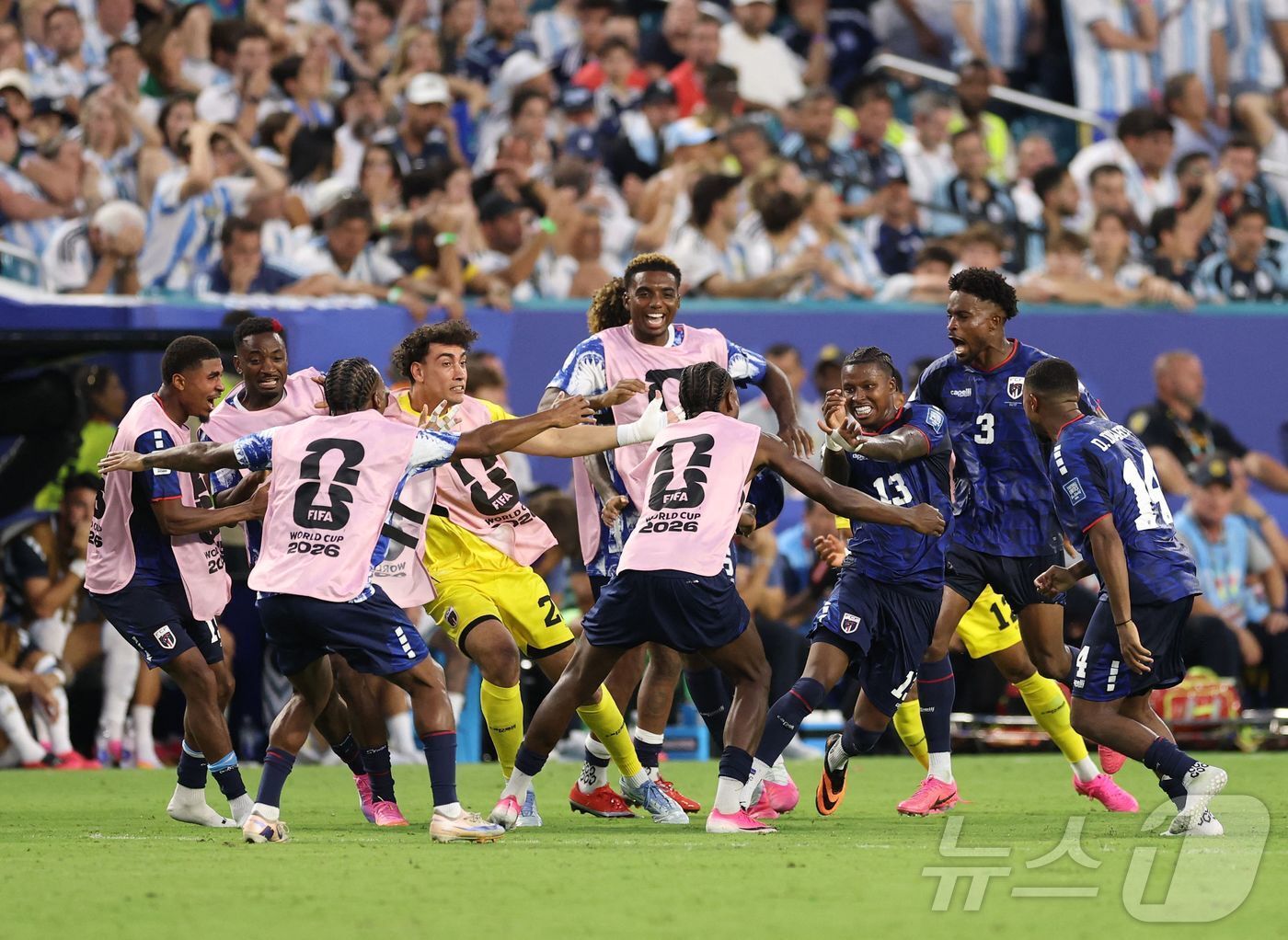 본문 이미지 - 4일(한국시간) 미국 플로리다주 마이애미 스타디움에서 열린 2026 국제축구연맹(FIFA) 북중미 월드컵 32강 아르헨티나와 카보베르데의 경기, 카보베르데의 시드니 로페스 카브랄이 팀의 두 번째 골을 터뜨린 후 동료들과 기쁨을 나누고 있다. ⓒ AFP=뉴스1