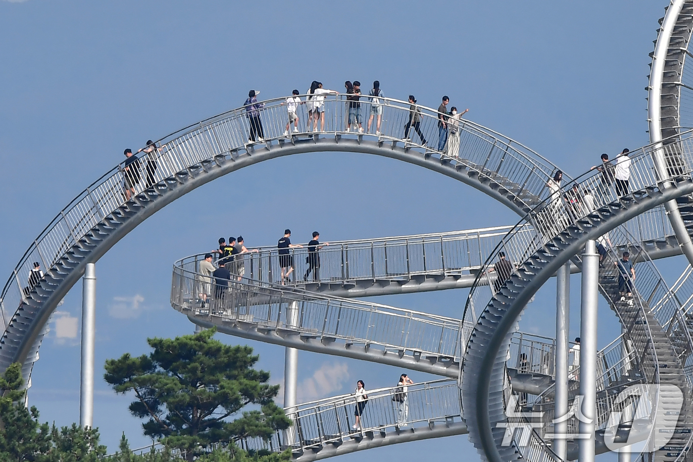 (포항=뉴스1) 최창호 기자 = 4일 오후 경북 포항시 북구 환호공원에 있는 스페이스워크를 찾은 관광객들이 즐거운 주말을 보내고 있다.  2026.7.4/뉴스1