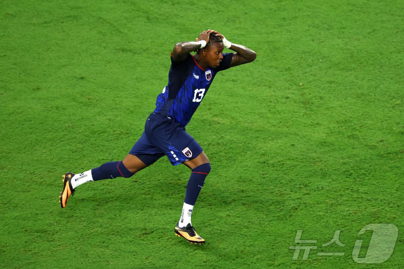 본문 이미지 - 4일(한국시간) 미국 플로리다주 마이애미 스타디움에서 열린 2026 국제축구연맹(FIFA) 북중미 월드컵 32강 아르헨티나와 카보베르데의 경기, 카보베르데의 시드니 로페스 카브랄이 팀의 두 번째 골을 넣은 뒤 세리머니하고 있다. ⓒ AFP=뉴스1 ⓒ AFP=뉴스1