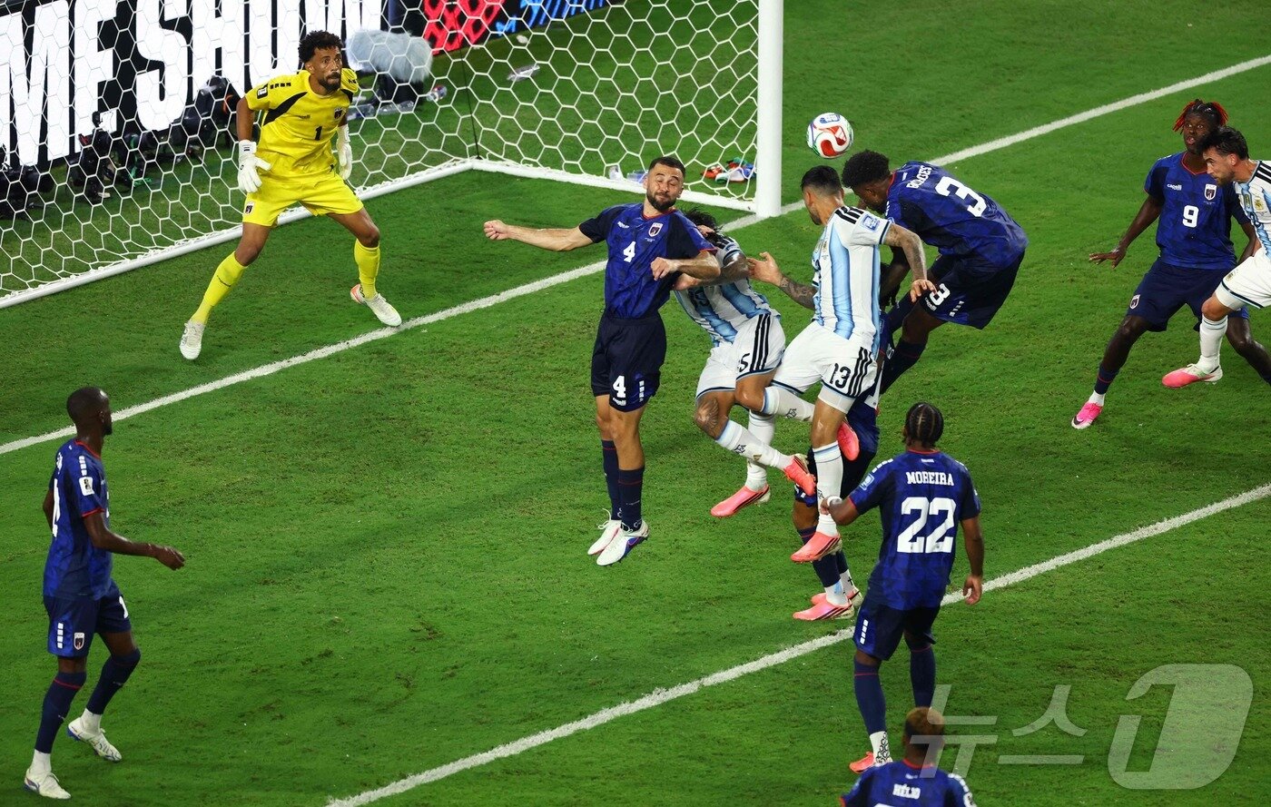 본문 이미지 - 4일(한국시간) 미국 플로리다주 마이애미 스타디움에서 열린 2026 국제축구연맹(FIFA) 북중미 월드컵 32강 아르헨티나와 카보베르데의 경기, 아르헨티나의 크리스티안 로메로가 헤더로 득점하고 있다. ⓒ AFP=뉴스1