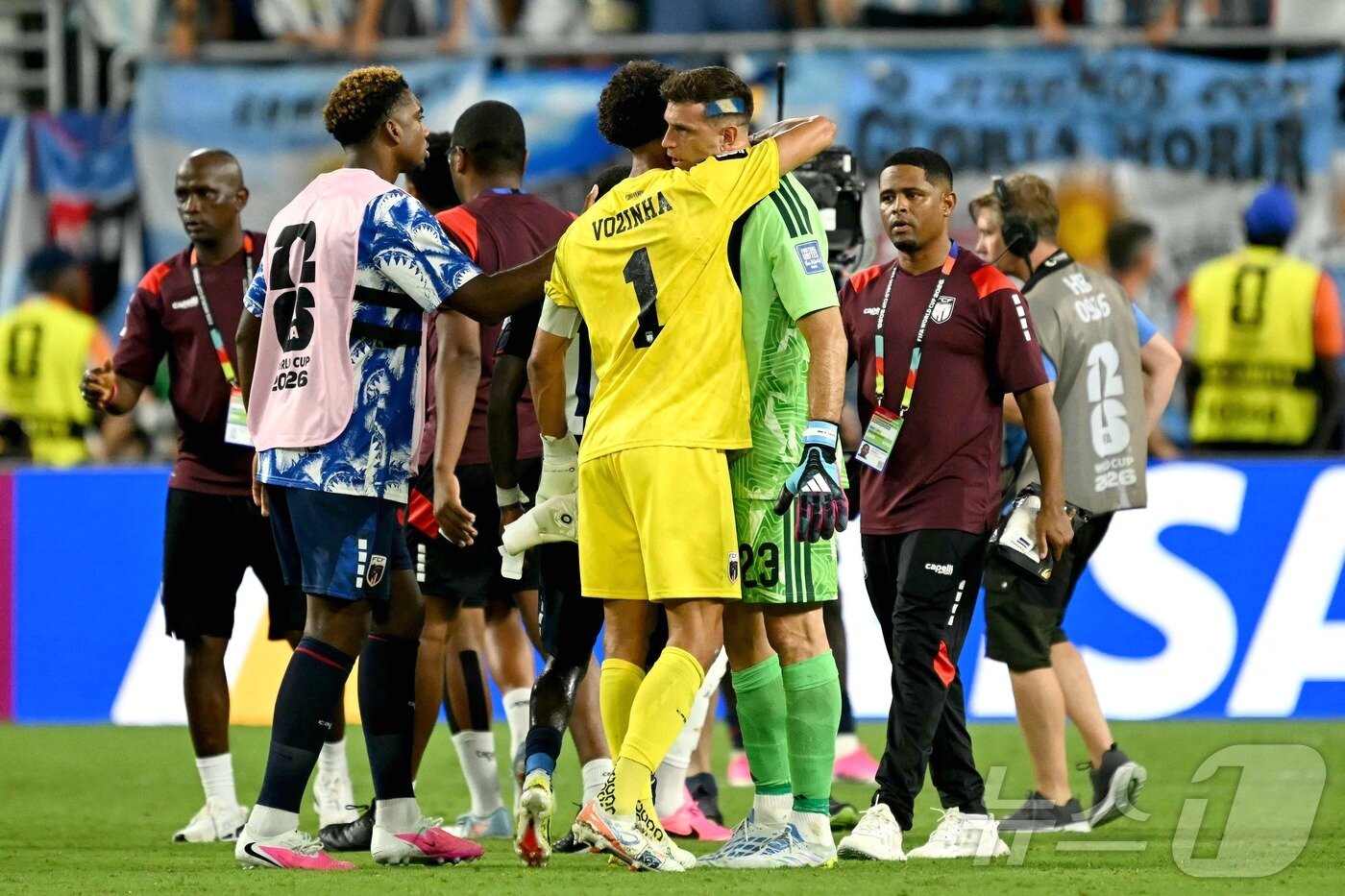 본문 이미지 - 4일(한국시간) 미국 플로리다주 마이애미 스타디움에서 열린 2026 국제축구연맹(FIFA) 북중미 월드컵 32강 아르헨티나와 카보베르데의 경기, 카보베르데의 골키퍼 보지냐와 아르헨티나 골키퍼 마르티네즈가 경기를 마치고 포옹하고 있다. ⓒ AFP=뉴스1