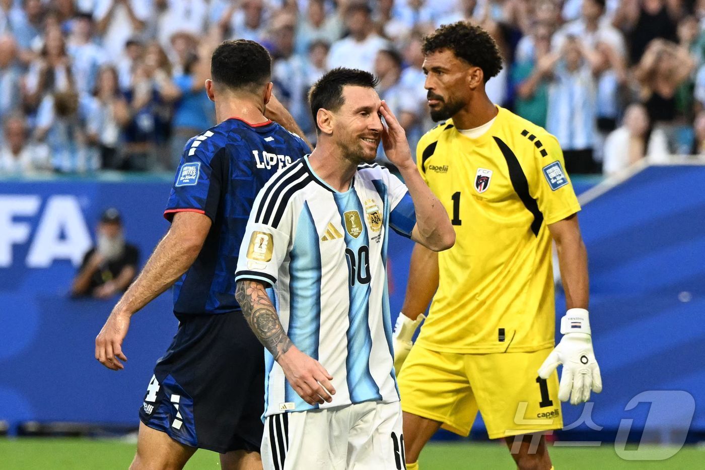 본문 이미지 - 아르헨티나 공격수 리오넬 메시는 4일(한국시간) 열린 2026 FIFA 북중미 월드컵 32강 카보베르데전에서 1골을 기록했으나 상대 골키퍼 보지냐의 선방에 막혀 추가 득점에 실패했다. ⓒ AFP=뉴스1