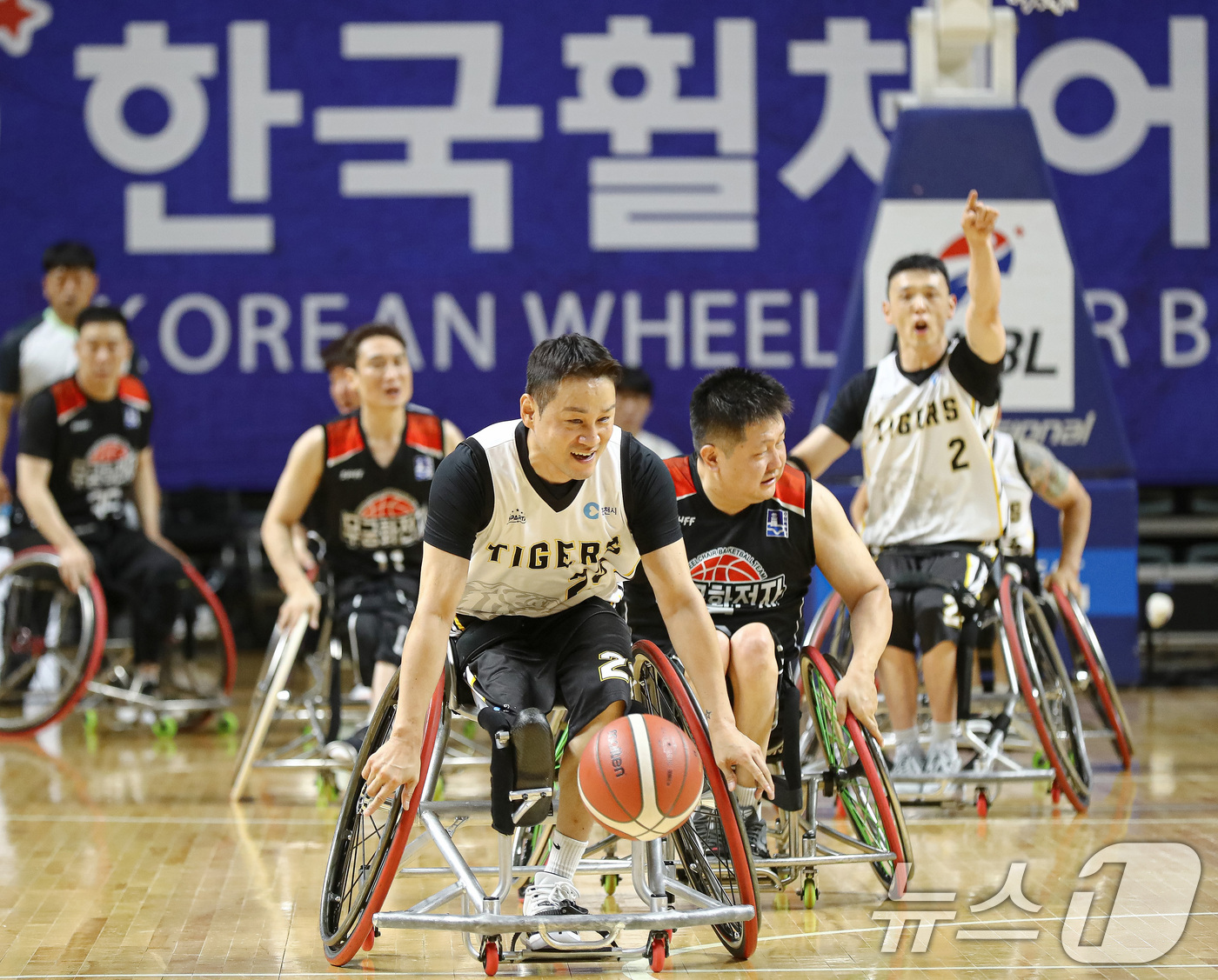 (서울=뉴스1) = 4일 오후 서울 장충체육관에서 열린 '2026 KWBL 휠체어농구리그' 춘천 타이거즈와 무궁화전자 경기에서 춘천 조승현이 단독 드리블하고 있다. (한국휠체어농구 …