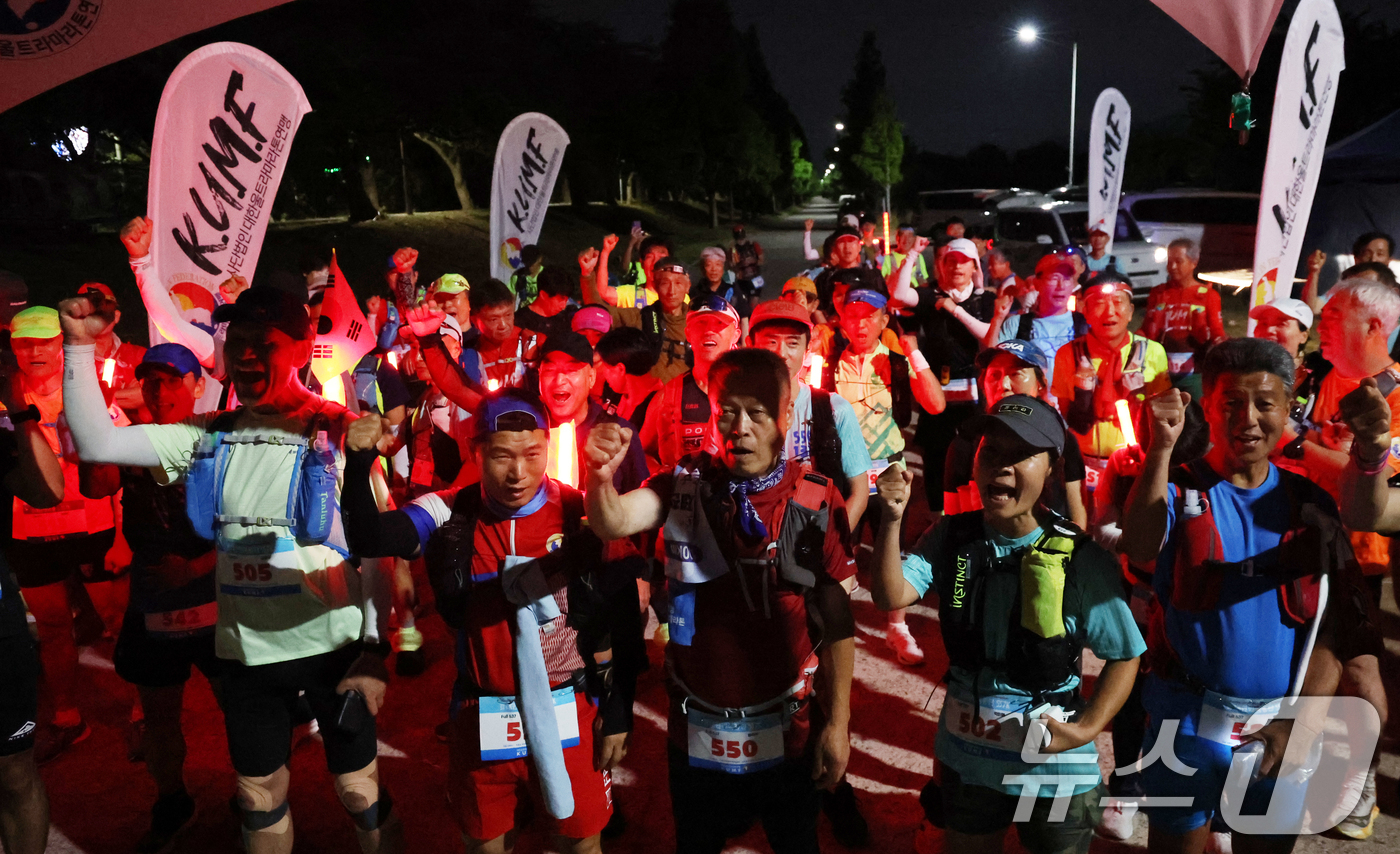 (부산=뉴스1) 김명섭 기자 = 4일 오후 부산시 강서구 신포나루공원에서 열린 '2026 대한민국종단 537㎞ 대회'에서 참가자들이 출발에 앞서 파이팅을 외치고 있다. 이번 대회 …