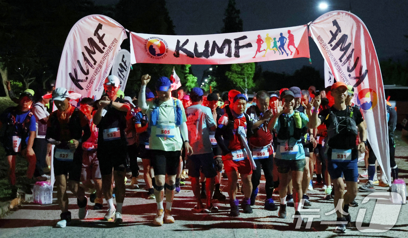 (부산=뉴스1) 김명섭 기자 = 4일 오후 부산시 강서구 신포나루공원에서 열린 '2026 대한민국종단 537㎞ 대회'에서 참가자들이 힘차게 출발하고 있다. 이번 대회는 4일 오후 …