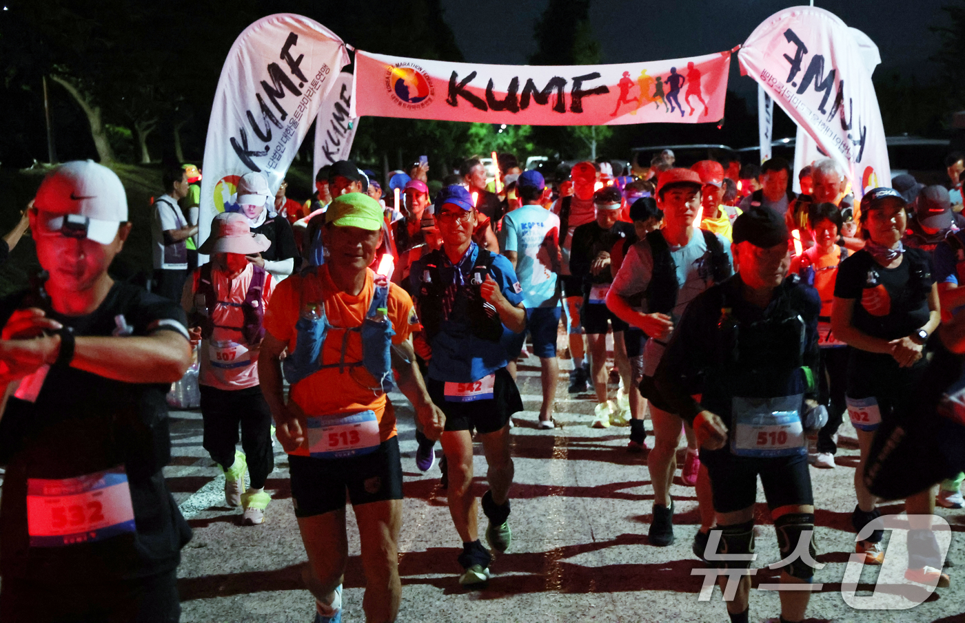 (부산=뉴스1) 김명섭 기자 = 4일 오후 부산시 강서구 신포나루공원에서 열린  '2026 대한민국종단 537㎞ 대회'에서 참가자들이 힘차게 출발하고 있다. 이번 대회는 4일 오후 …
