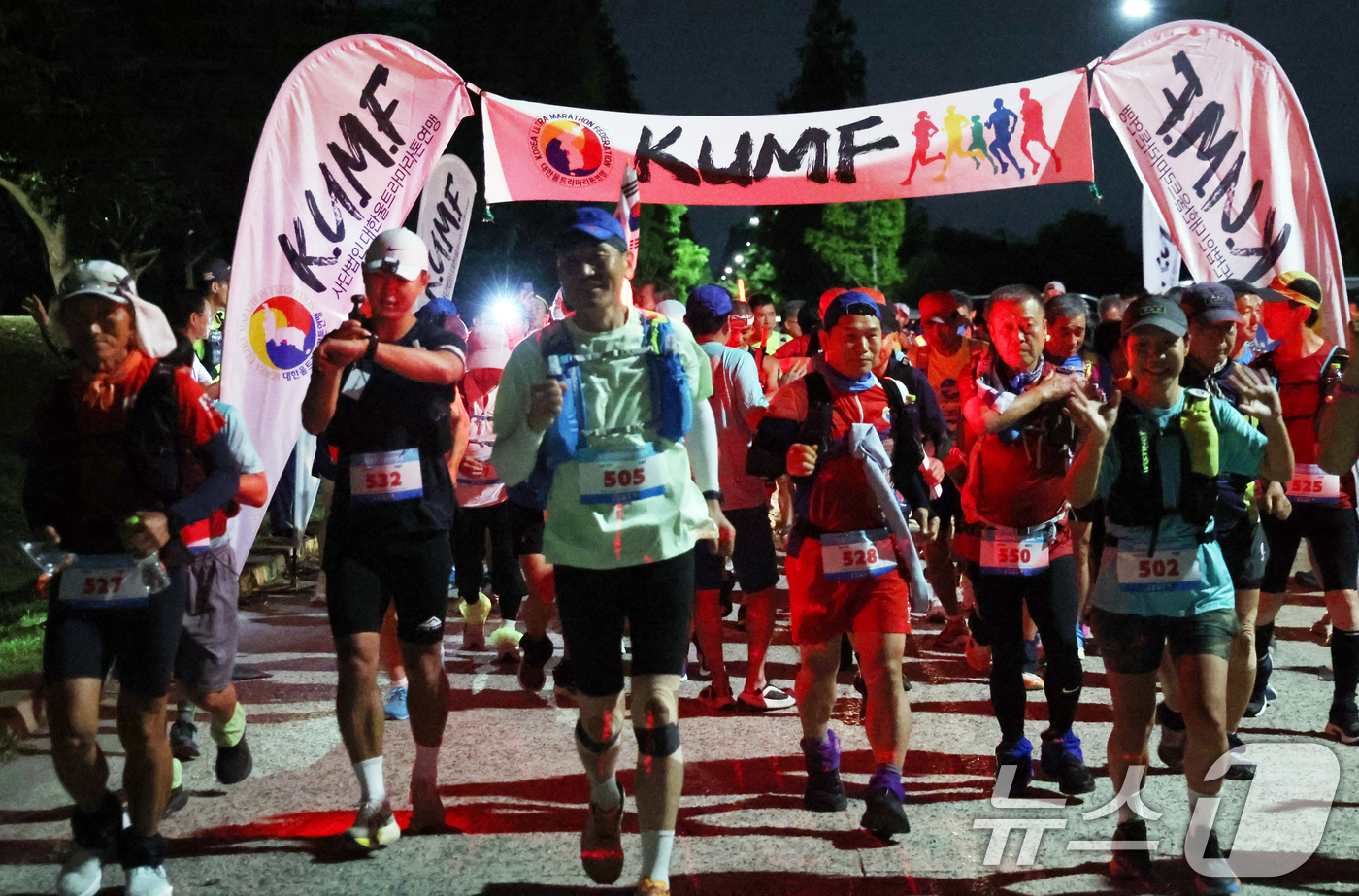 (부산=뉴스1) 김명섭 기자 = 4일 오후 부산시 강서구 신포나루공원에서 열린 '2026 대한민국종단 537㎞ 대회'에서 참가자들이 힘차게 출발하고 있다. 이번 대회는 4일 오후 …