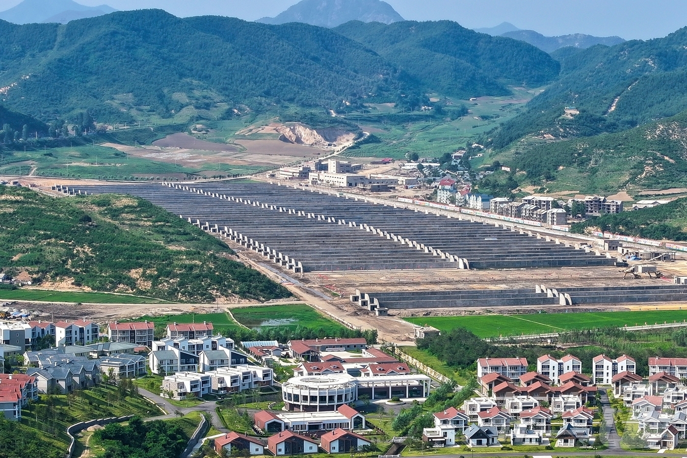 (평양 노동신문=뉴스1) = 북한 노동당 기관지 노동신문은 5일 김 총비서가 지난 3일 함경남도 낙원군의 지방발전정책 대상 건설사업을 현지지도했다고 보도했다. [국내에서만 사용가능 …