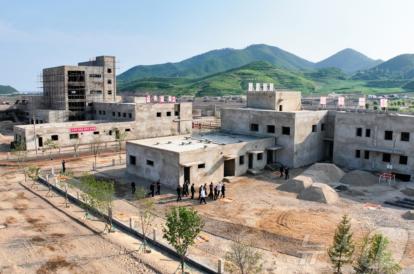 (평양 노동신문=뉴스1) = 북한 노동당 기관지 노동신문은 5일 김 총비서가 지난 3일 함경남도 낙원군의 지방발전정책 대상 건설사업을 현지지도했다고 보도했다. [국내에서만 사용가능 …