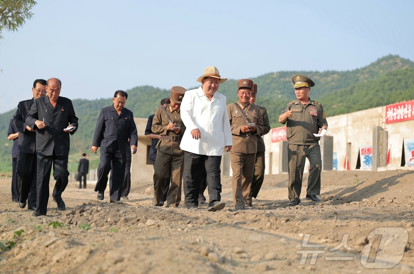(평양 노동신문=뉴스1) = 북한 노동당 기관지 노동신문은 5일 김 총비서가 지난 3일 함경남도 낙원군의 지방발전정책 대상 건설사업을 현지지도했다고 보도했다. [국내에서만 사용가능 …
