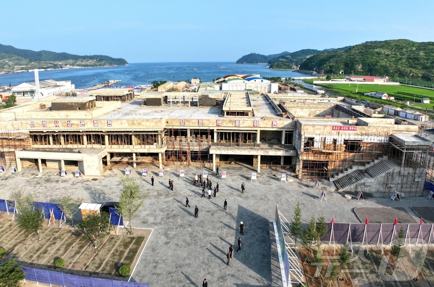 본문 이미지 - (평양 노동신문=뉴스1) = 김정은 북한 노동당 총비서가 지난해 7월 시찰한 함경남도 낙원군의 지방발전정책 대상 건설장. [국내에서만 사용가능. 재배포 금지. DB 금지. For Use Only in the Republic of Korea. Redistribution Prohibited] rodongphoto@news1.kr