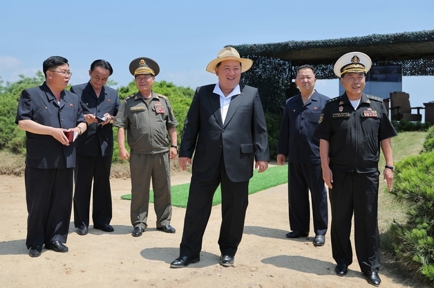이번엔 딸 빼고 함정 보러 간 김정은…北 선전에 주애 빠진 이유