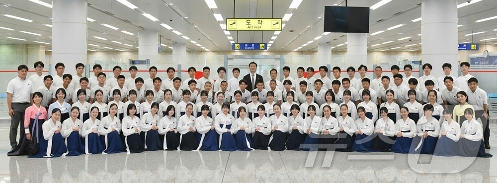 (평양 노동신문=뉴스1) = 북한 노동당 기관지 노동신문은 5일 "강소호를 단장으로 하는 재일조선고급학교 학생조국방문단이 4일 비행기로 평양에 도착하였다"고 보도했다. [국내에서만 …