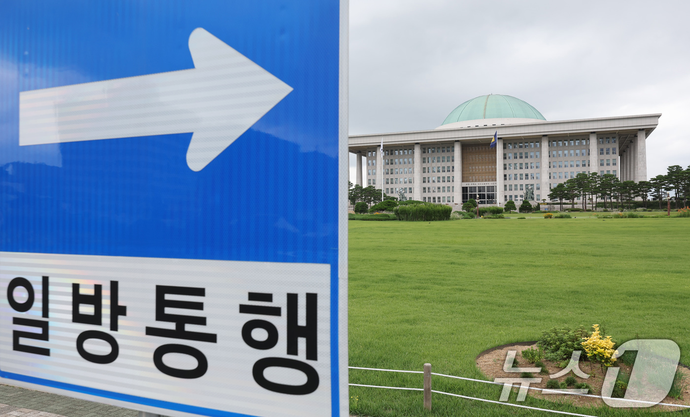 (서울=뉴스1) 신웅수 기자 = 7월 임시국회가 오는 6일부터 열리지만 여야의 원 구성을 둘러싼 '강 대 강' 대치에 '반쪽 국회'가 불가피할 것으로 보인다.더불어민주당은 야당의 …