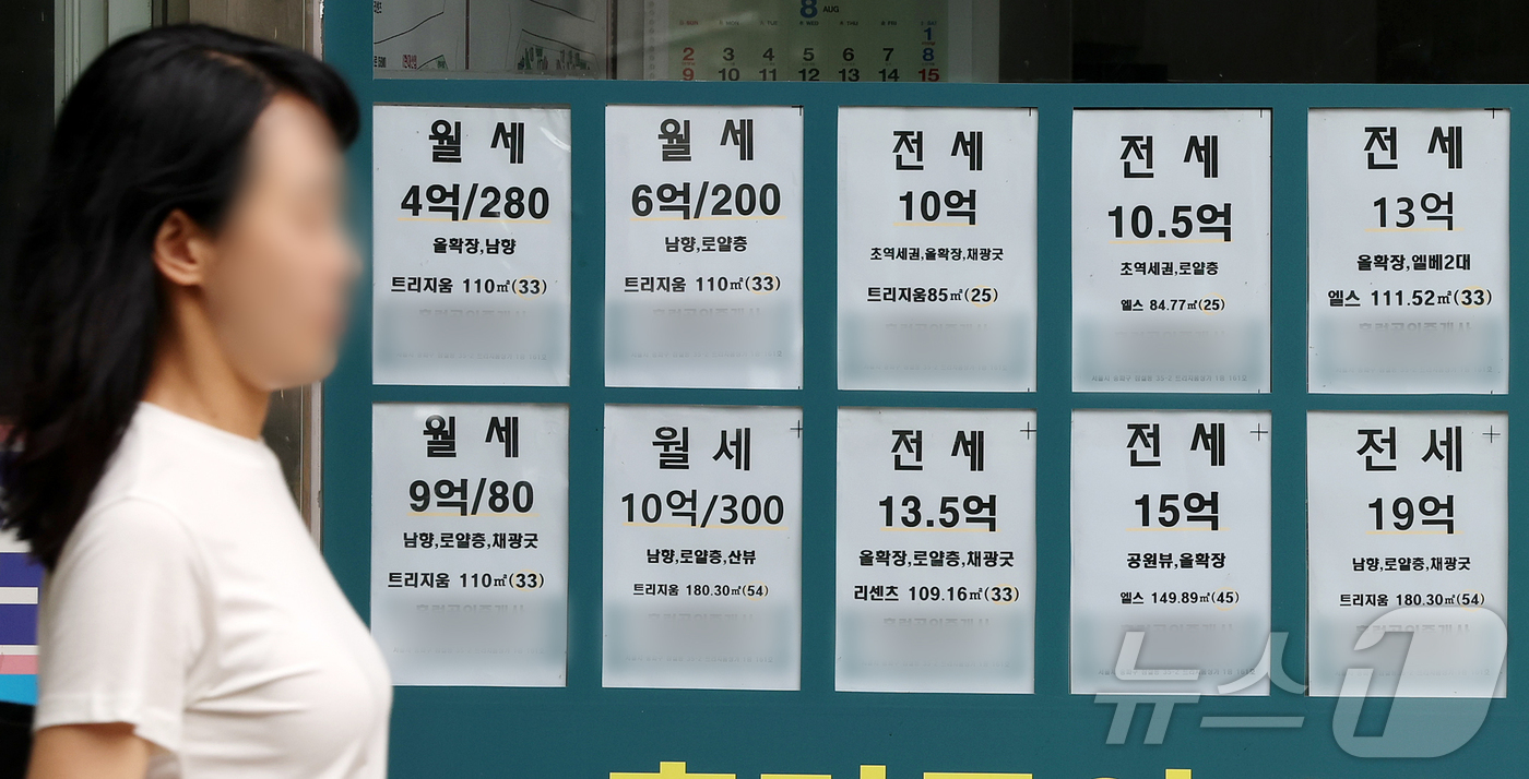 (서울=뉴스1) 김진환 기자 = 올해 들어 전국 아파트 전월세 거래량이 7% 감소한 반면, 빌라 등 비아파트는 11% 증가하며 '탈 아파트' 현상이 본격화되고 있다.특히 서울의 아 …
