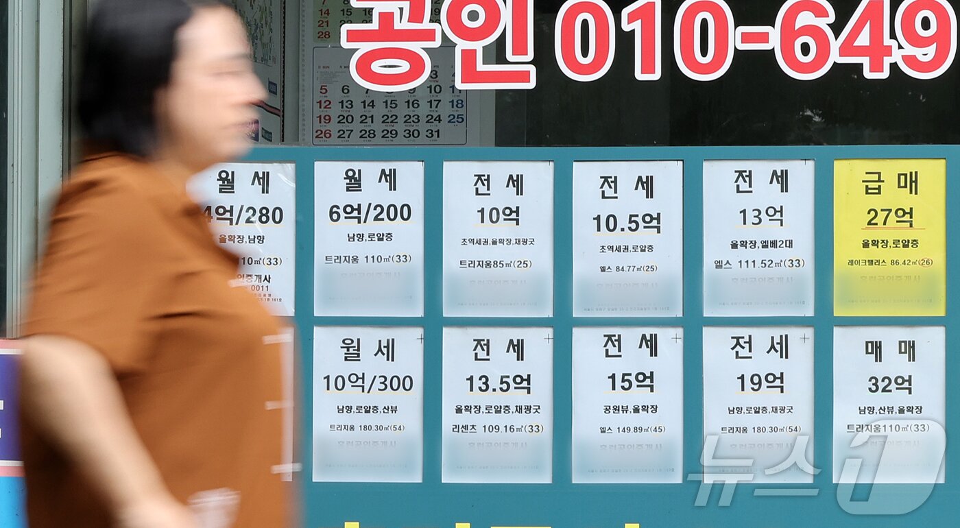 본문 이미지 - 서울 시내 한 부동산에 전월세 매물이 게시돼 있다. 2026.7.5 ⓒ 뉴스1 김진환 기자