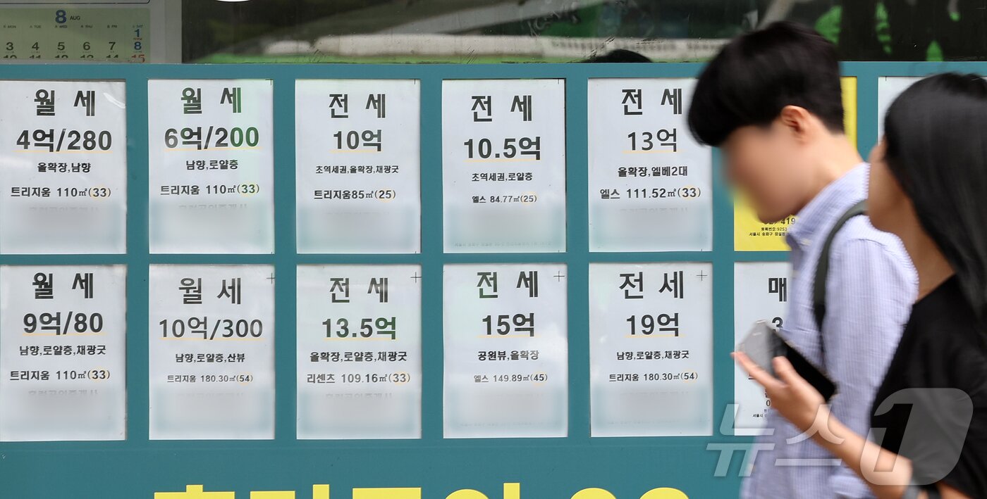 본문 이미지 - 서울 시내 한 부동산에 전월세 매물이 게시돼 있다. 2026.7.5 ⓒ 뉴스1 김진환 기자