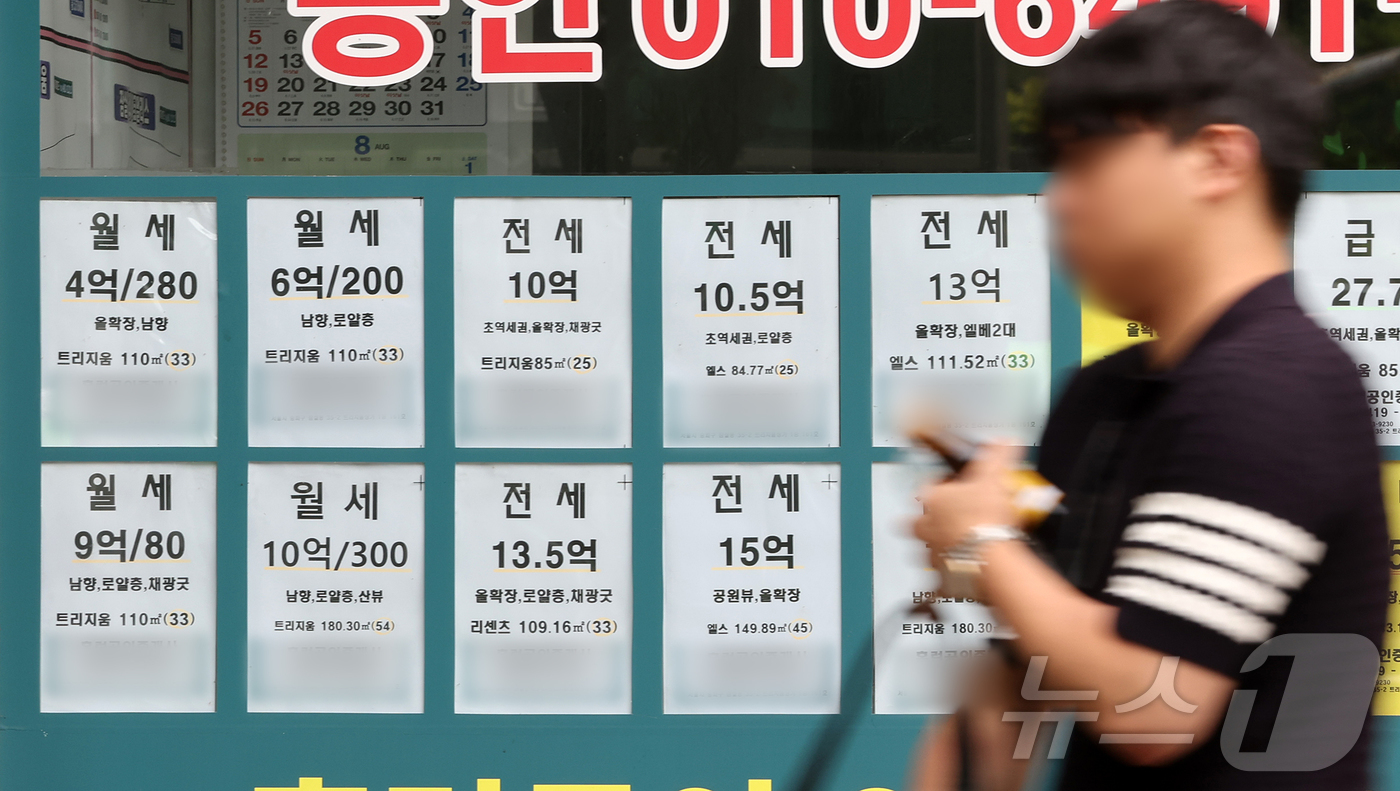 (서울=뉴스1) 김진환 기자 = 올해 들어 전국 아파트 전월세 거래량이 7% 감소한 반면, 빌라 등 비아파트는 11% 증가하며 '탈 아파트' 현상이 본격화되고 있다.특히 서울의 아 …