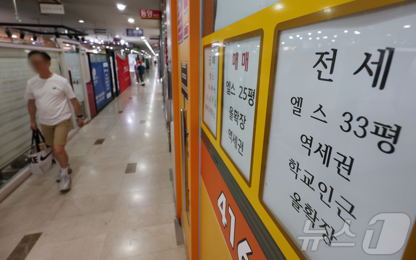 (서울=뉴스1) 김진환 기자 = 올해 들어 전국 아파트 전월세 거래량이 7% 감소한 반면, 빌라 등 비아파트는 11% 증가하며 '탈 아파트' 현상이 본격화되고 있다.특히 서울의 아 …