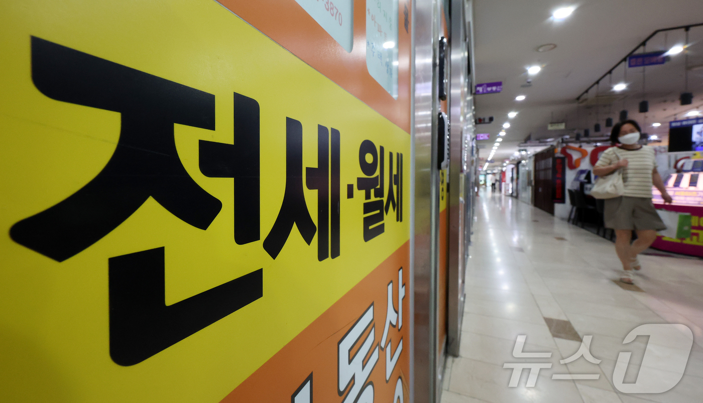 (서울=뉴스1) 김진환 기자 = 올해 들어 전국 아파트 전월세 거래량이 7% 감소한 반면, 빌라 등 비아파트는 11% 증가하며 '탈 아파트' 현상이 본격화되고 있다.특히 서울의 아 …