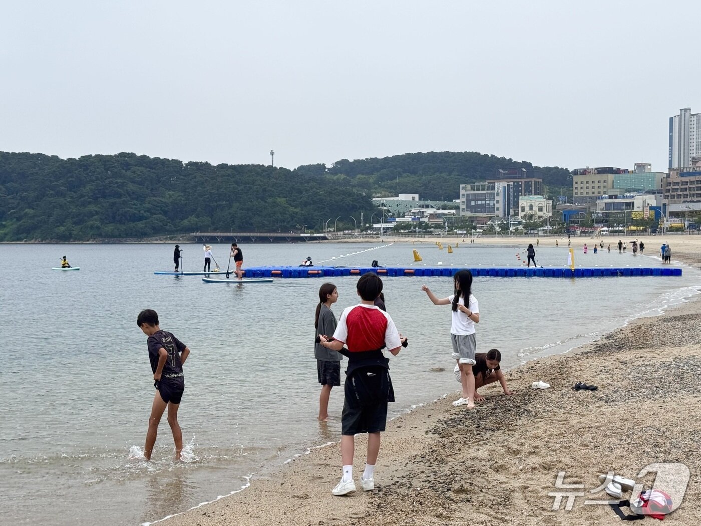 본문 이미지 - 5일 울산 동구 일산해수욕장에 시민들이 해수욕을 즐기고 있다.2026.07.05.ⓒ 뉴스1 김세은 기자