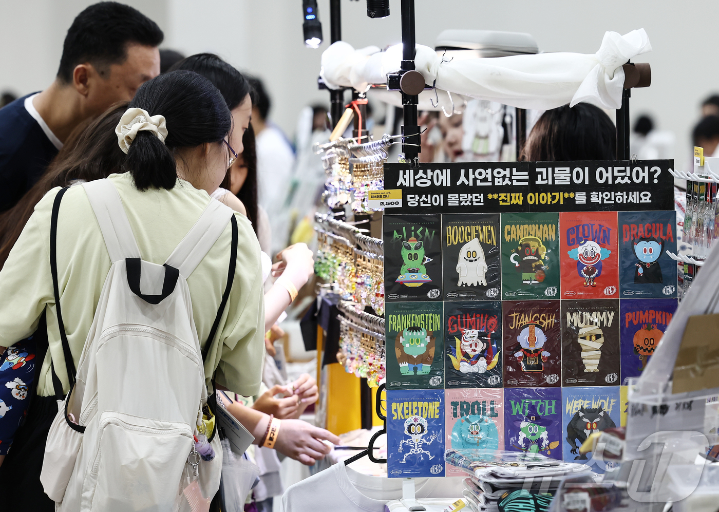 (서울=뉴스1) 김민지 기자 = 5일 오후 서울 서초구 aT센터에서 열린 '문구전 2026 여름'을 찾은 방문객들이 다양한 문구 용품을 둘러보고 있다. 2026.7.5/뉴스1
