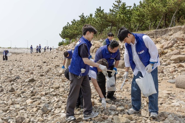 HMM, 신입사원과 인천 영종도 거잠포 해변 정화활동