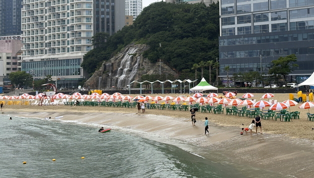 비 내려도 물놀이하며 "꺄르르"…가족 발길 이어진 부산 송도해수욕장