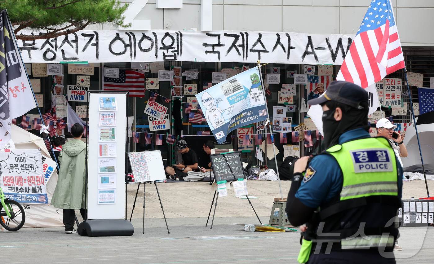 (서울=뉴스1) 김진환 기자 = 6·3 지방선거 투표용지 부족사태로 인한 '잠실 봉쇄시위'가 계속되고 있는 5일 서울 송파구 올림픽공원 핸드볼경기장에 경찰이 배치돼 있다. 2026 …
