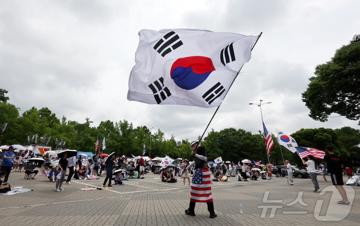 (서울=뉴스1) 김진환 기자 = 6·3 지방선거 투표용지 부족사태로 인한 '잠실 봉쇄시위'가 계속되고 있는 5일 서울 송파구 올림픽공원 핸드볼경기장 인근에서 참가자들이 재선거를 요 …