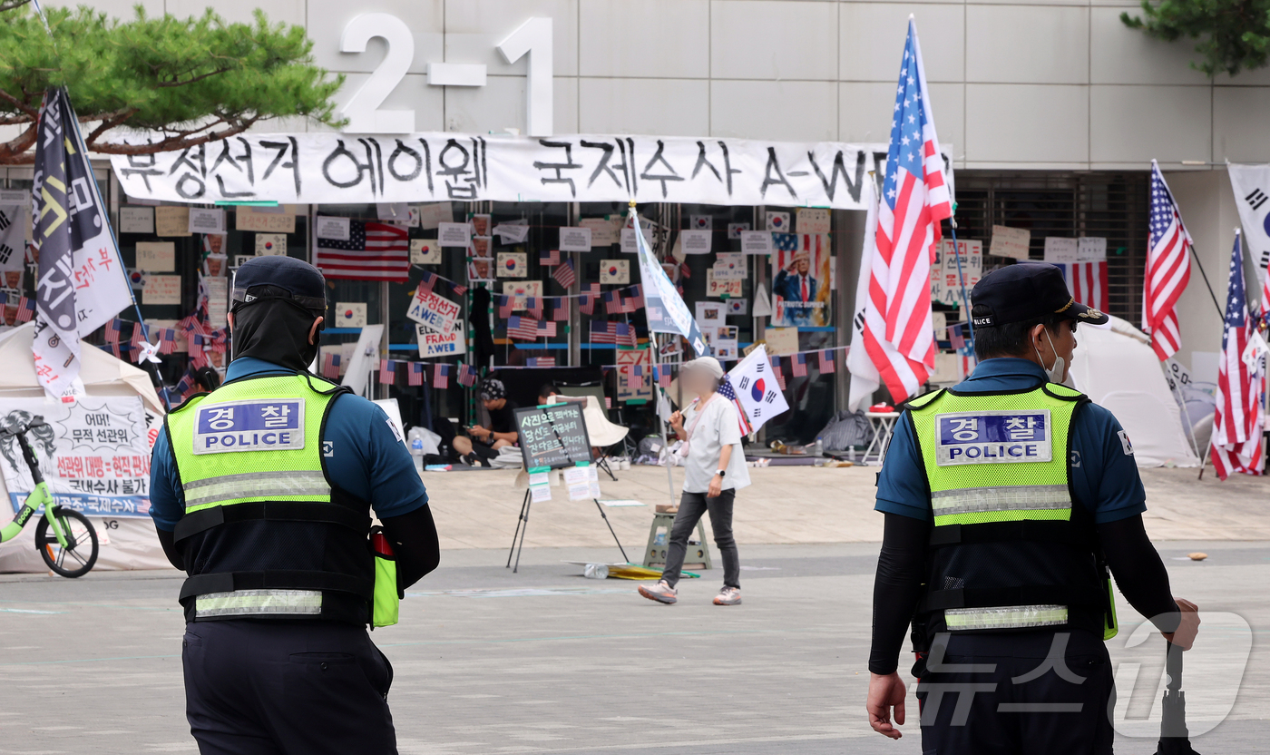 (서울=뉴스1) 김진환 기자 = 6·3 지방선거 투표용지 부족사태로 인한 '잠실 봉쇄시위'가 계속되고 있는 5일 서울 송파구 올림픽공원 핸드볼경기장에 경찰이 배치돼 있다. 2026 …