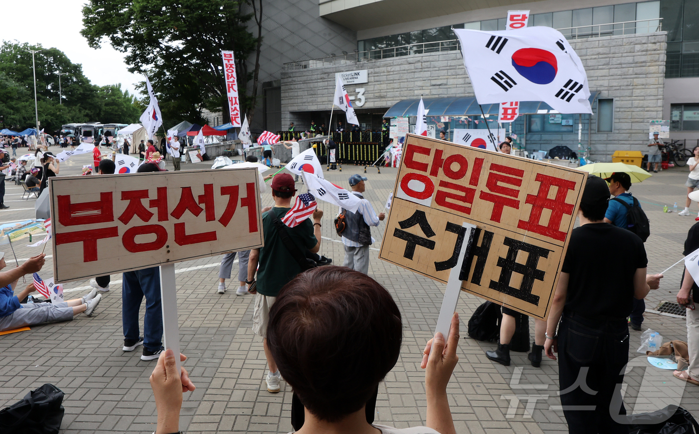 (서울=뉴스1) 김진환 기자 = 6·3 지방선거 투표용지 부족사태로 인한 '잠실 봉쇄시위'가 계속되고 있는 5일 서울 송파구 올림픽공원 핸드볼경기장 인근에서 참가자들이 재선거를 요 …