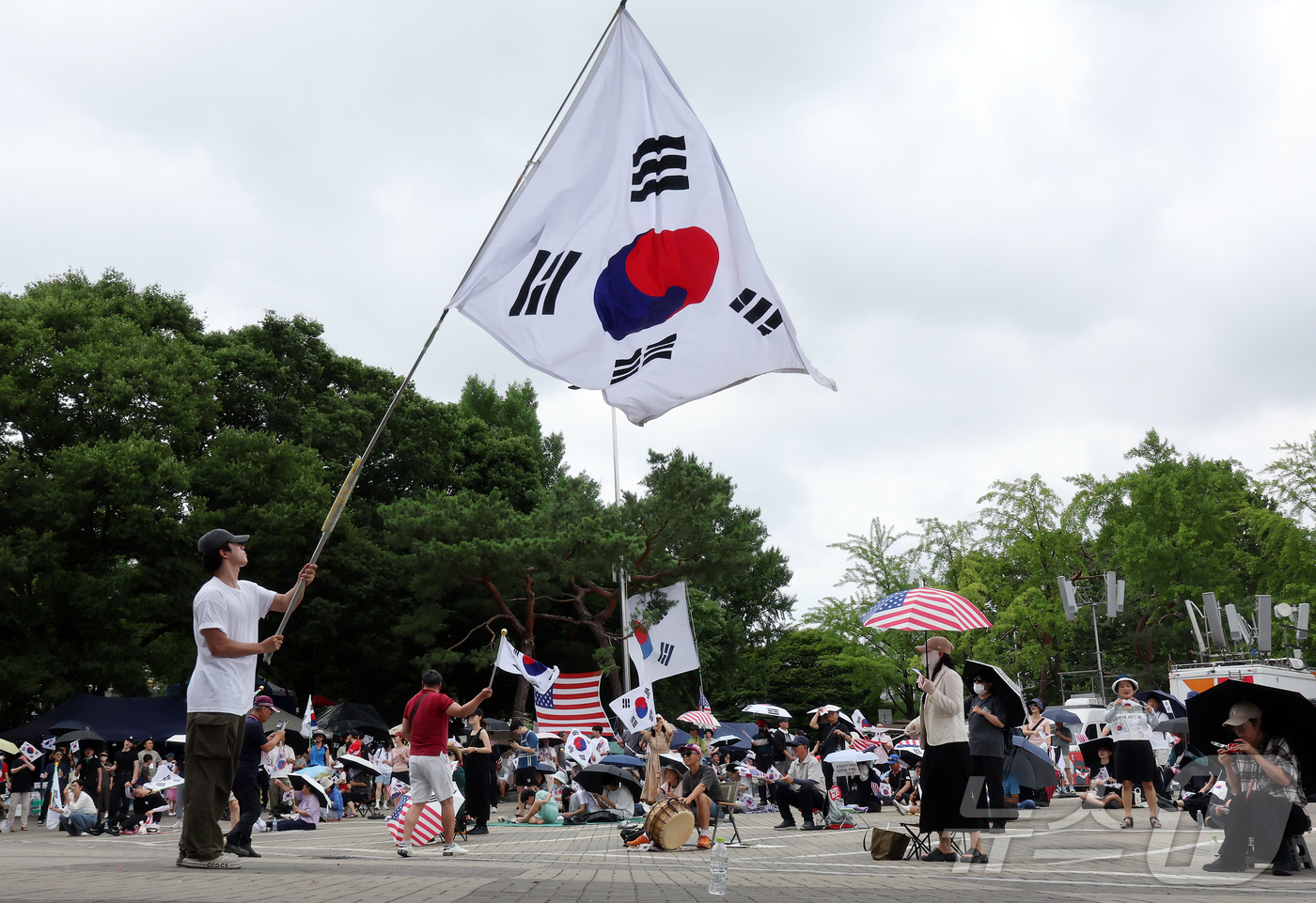 (서울=뉴스1) 김진환 기자 = 6·3 지방선거 투표용지 부족사태로 인한 '잠실 봉쇄시위'가 계속되고 있는 5일 서울 송파구 올림픽공원 핸드볼경기장 인근에서 참가자들이 재선거를 요 …