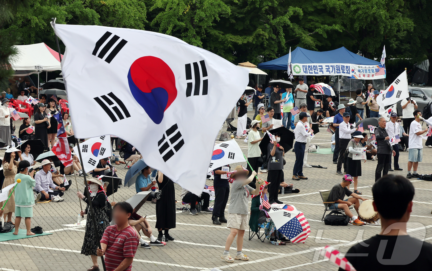 (서울=뉴스1) 김진환 기자 = 6·3 지방선거 투표용지 부족사태로 인한 '잠실 봉쇄시위'가 계속되고 있는 5일 서울 송파구 올림픽공원 핸드볼경기장 인근에서 참가자들이 재선거를 요 …