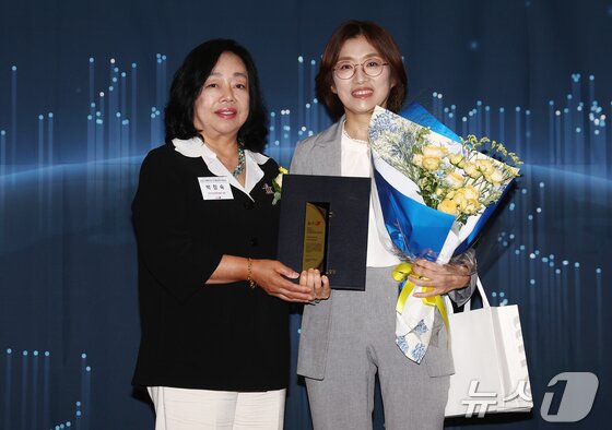 본문 이미지 - 박창숙 한국여성경제인협회장이 17일 오후 서울 중구 프레스센터에서 '대한민국 중소기업의 힘, 디지털 혁신으로 글로벌 성장 잇다'를 주제로 열린 2026 뉴스1 디지털성장기업대상 시상식에서 조희선 주식회사 디더블유아이 대표이사에게 여성디지털혁신상을 수여한 뒤 기념촬영을 하고 있다. 2026.6.17 ⓒ 뉴스1 김민지 기자