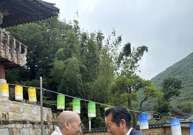 부산 범어사 찾은 정청래 "억울한 일도, 속앓이할 일도 많아"