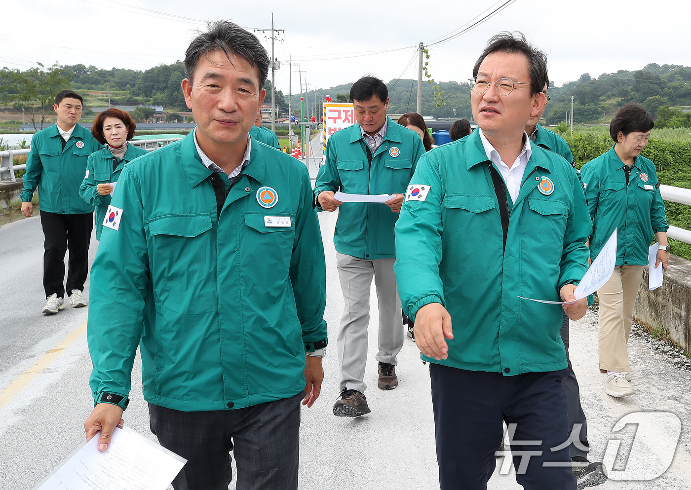 (예천=뉴스1) 공정식 기자 = 김형동 국민의힘 의원(경북 안동시 예천군)과 안병윤 예천군수를 비롯한 예천군 관계자들이 5일 오후 경북 예천군 감천면 일대 거점소독시설과 이동통제초 …