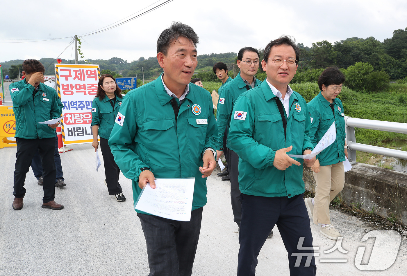 (예천=뉴스1) 공정식 기자 = 김형동 국민의힘 의원(경북 안동시 예천군)과 안병윤 예천군수를 비롯한 예천군 관계자들이 5일 오후 경북 예천군 감천면 일대 거점소독시설과 이동통제초 …