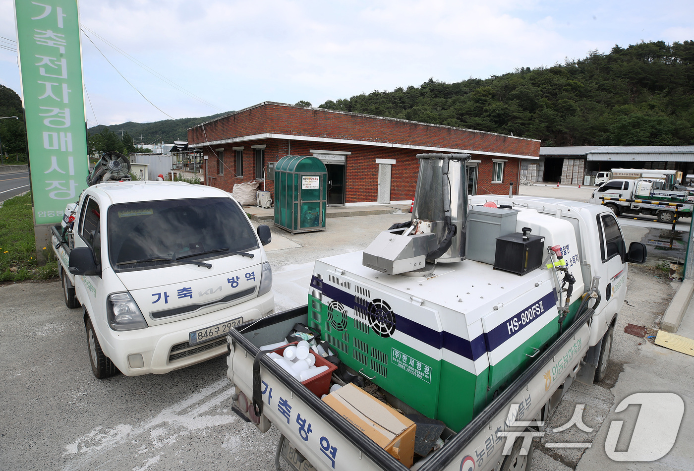 (안동=뉴스1) 공정식 기자 = 경북 예천군의 한 축산농가에서 구제역이 발생해 방역에 비상이 걸린 가운데 5일 안동 가축전자경매시장 입구가 방역차량으로 막혀 있다. 경북도는 예천군 …