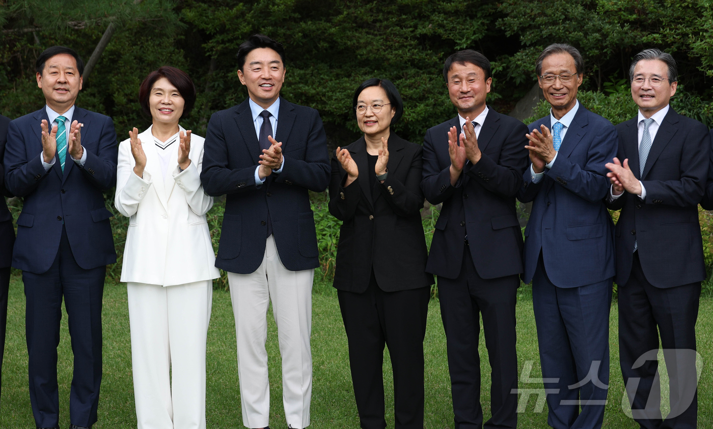 (서울=뉴스1) 김민지 기자 = 한성숙 국무총리가 5일 오후 서울 종로구 삼청동 총리공관에서 열린 고위당정협의회에서 더불어민주당 한병도 대표 직무대행 겸 원내대표, 강훈식 대통령비 …
