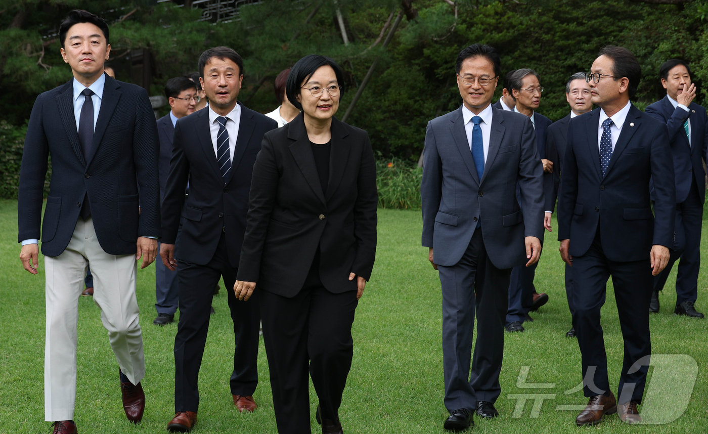 (서울=뉴스1) 김민지 기자 = 한성숙 국무총리와 한병도 더불어민주당 대표 직무대행 겸 원내대표, 강훈식 대통령비서실장 등이 5일 오후 서울 삼청동 국무총리 서울공관에서 열린 고위 …