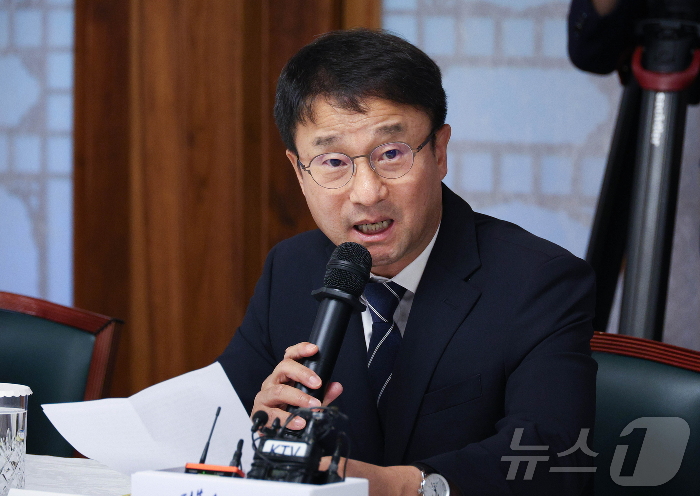 (서울=뉴스1) 김민지 기자 = 한병도 더불어민주당 대표 직무대행 겸 원내대표가 5일 오후 서울 삼청동 국무총리 서울공관에서 열린 고위당정협의회에서 발언하고 있다. (공동취재) 2 …