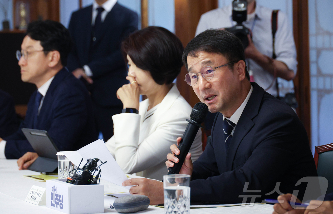 (서울=뉴스1) 김민지 기자 = 한병도 더불어민주당 대표 직무대행 겸 원내대표가 5일 오후 서울 삼청동 국무총리 서울공관에서 열린 고위당정협의회에서 발언하고 있다. (공동취재) 2 …