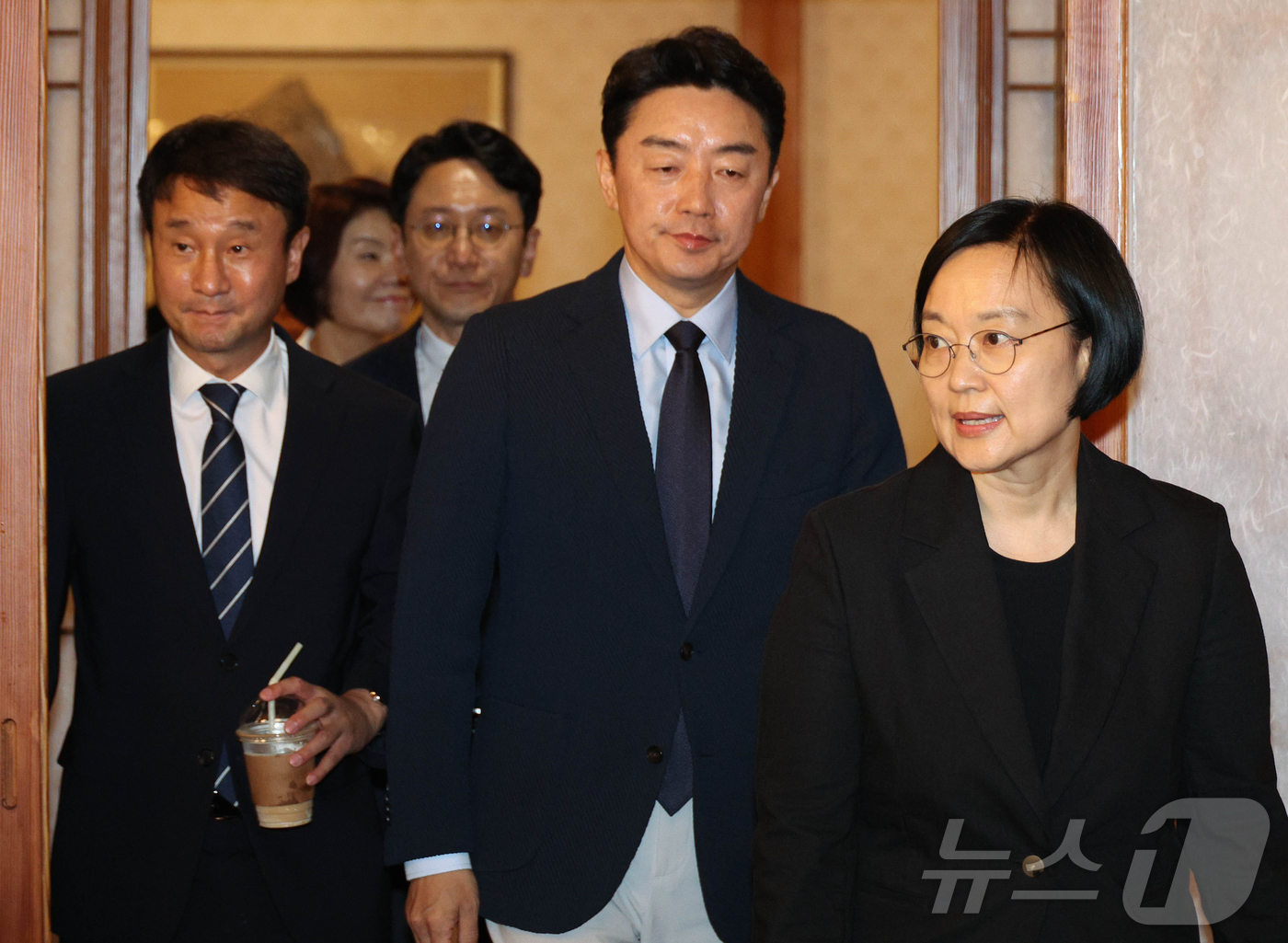 (서울=뉴스1) 김민지 기자 = 한성숙 국무총리와 한병도 더불어민주당 대표 직무대행 겸 원내대표, 강훈식 대통령비서실장 등이 5일 오후 서울 삼청동 국무총리 서울공관에서 열린 고위 …