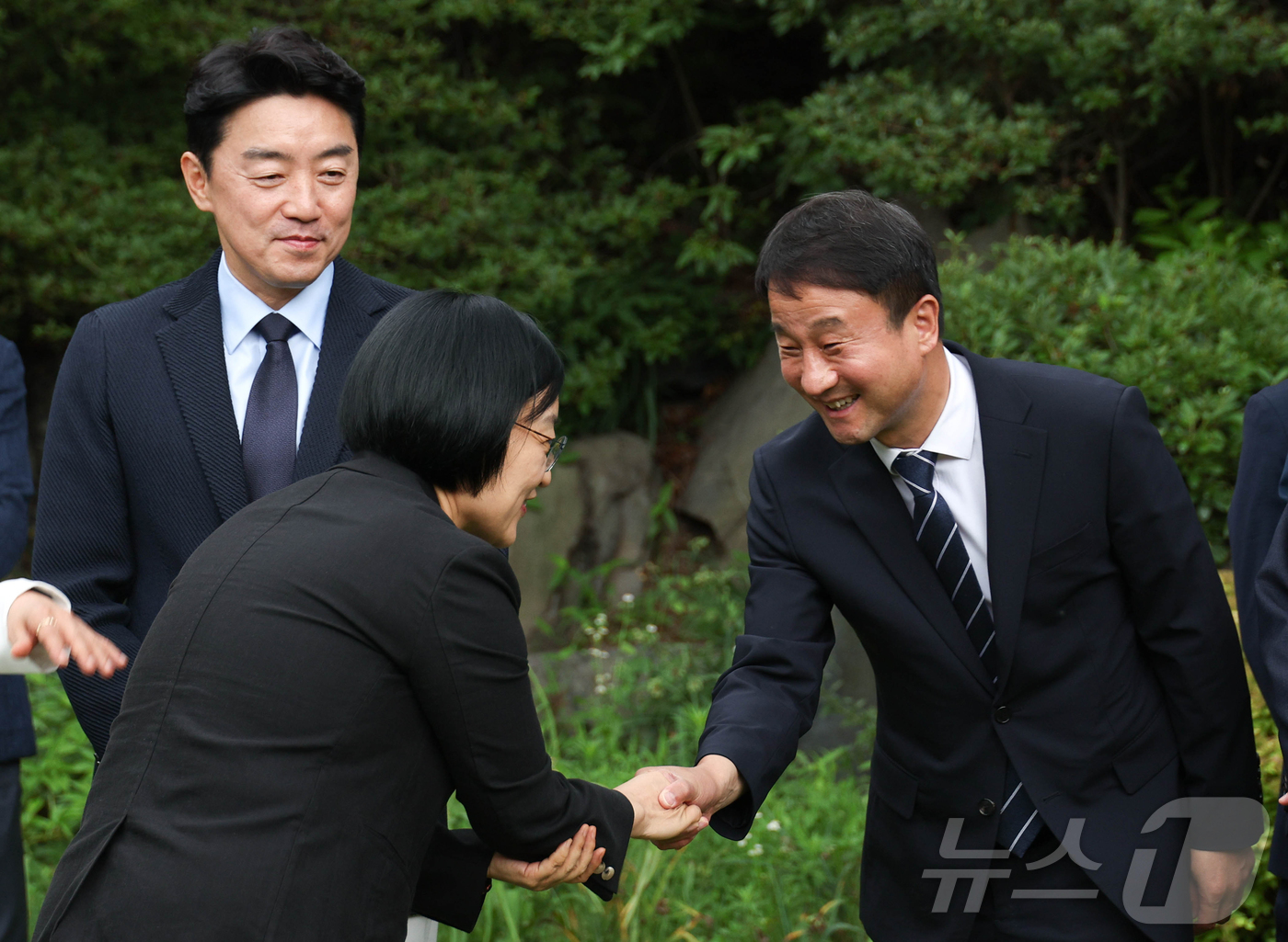 (서울=뉴스1) 김민지 기자 = 한성숙 국무총리가 5일 오후 서울 삼청동 국무총리 서울공관에서 열린 고위당정협의회에 참석하며 한병도 더불어민주당 대표 직무대행 겸 원내대표와 인사하 …