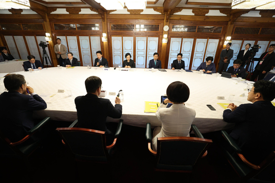 당정청 "미래대응기금 신설·3대 메가프로젝트 지원 긴밀 협력"(상보)
