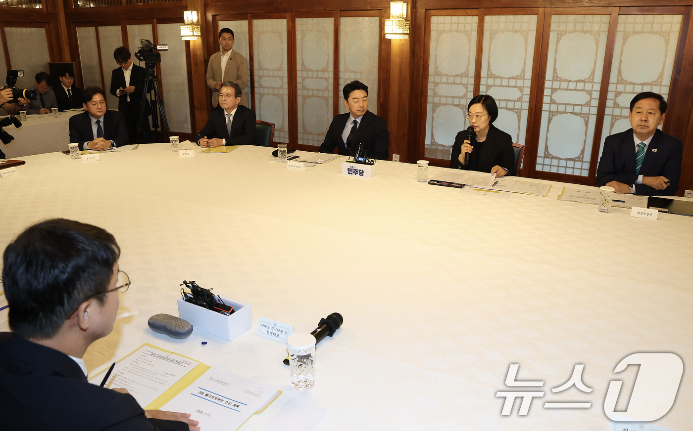 (서울=뉴스1) 김민지 기자 = 한성숙 국무총리(오른쪽 두번째)가 5일 오후 서울 삼청동 국무총리 서울공관에서 열린 고위당정협의회에서 모두 발언을 하고 있다. (공동취재)  202 …