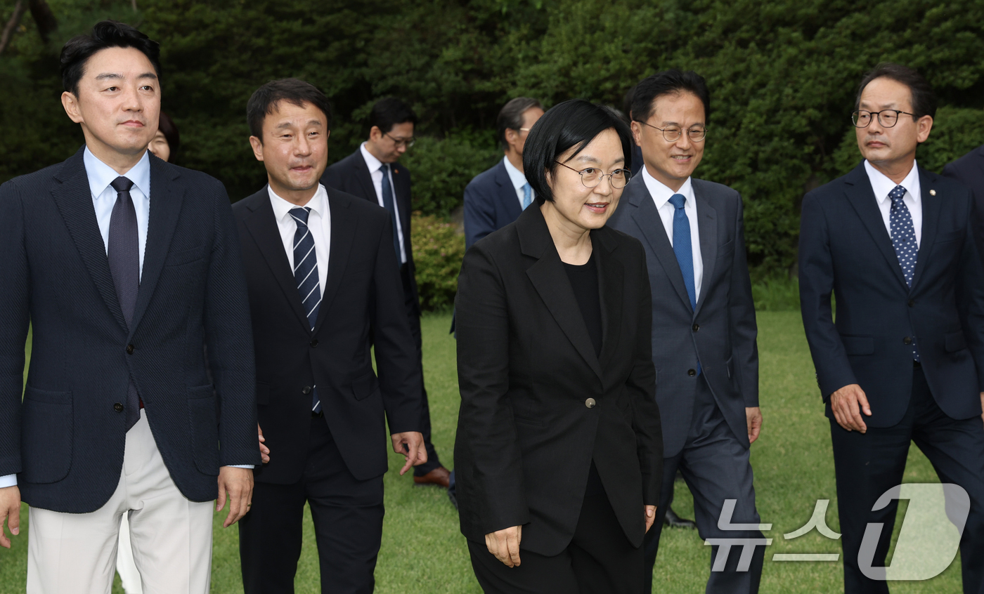 (서울=뉴스1) 김민지 기자 = 한성숙 국무총리와 한병도 더불어민주당 대표 직무대행 겸 원내대표,  강훈식 대통령비서실장 등이 5일 오후 서울 삼청동 국무총리 서울공관에서 열린 고 …