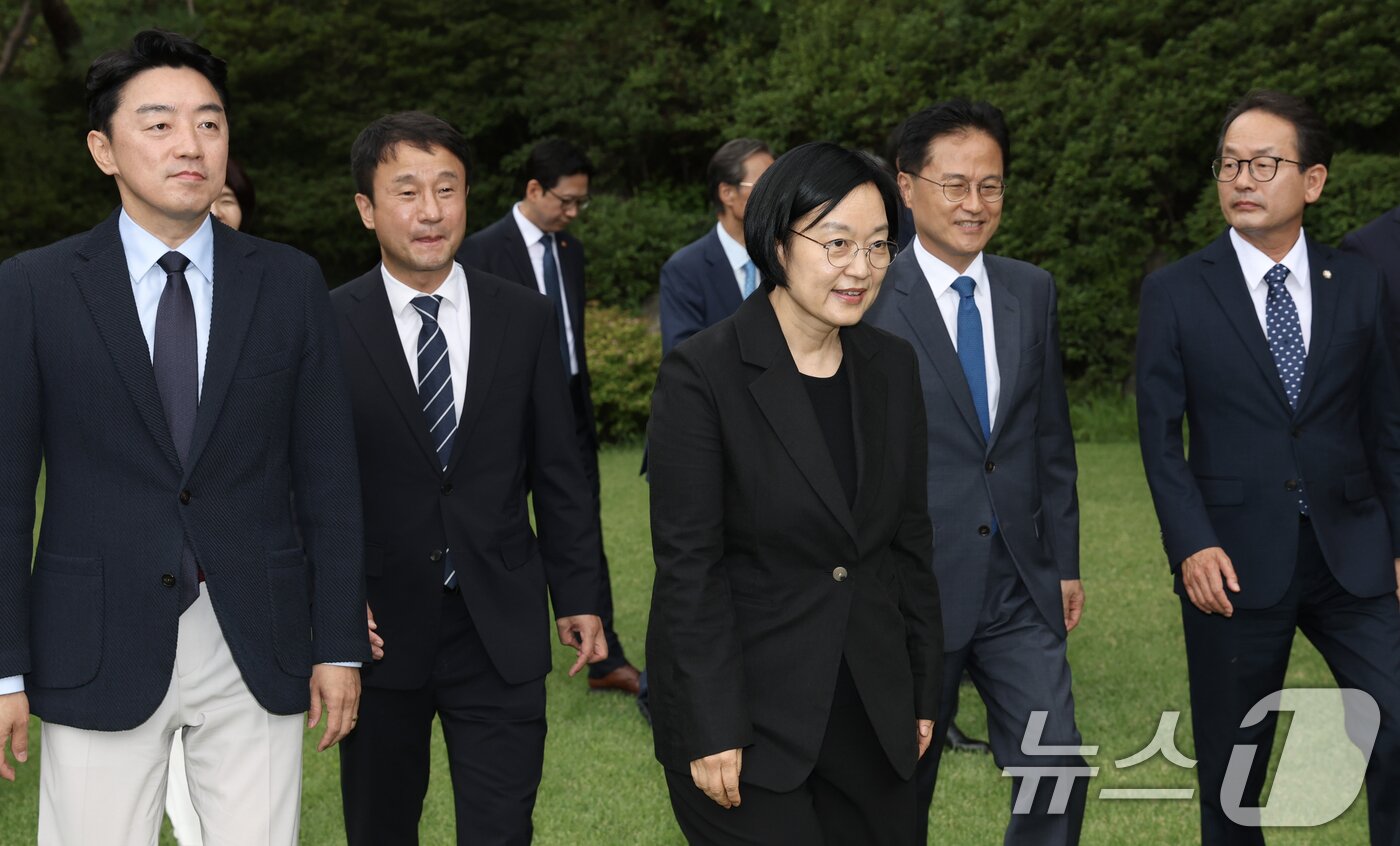 본문 이미지 - 한성숙 국무총리와 한병도 더불어민주당 대표 직무대행 겸 원내대표,  강훈식 대통령비서실장 등이 5일 오후 서울 삼청동 국무총리 서울공관에서 열린 고위당정협의회에 앞서 기념사진을 찍은 뒤 회의장으로 이동하고 있다. (공동취재)  2026.7.5 ⓒ 뉴스1 김민지 기자